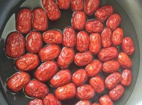 红枣加入水烧开煮5分钟。