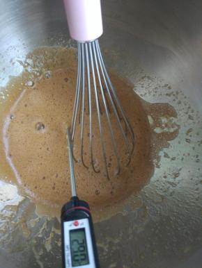 红糖和全蛋放在一起用蛋抽搅匀，隔水加热并不停搅拌，加热至50度。