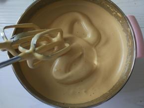 加入朗姆酒打发至画个8字纹路不容易消失的状态。