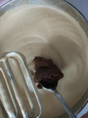 加入全部的红枣泥用打蛋器1档搅拌均匀。