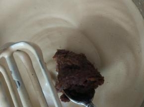 加入全部的红枣泥用打蛋器1档搅拌均匀。