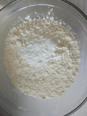 泡打粉和蛋糕粉混合拌匀过筛。