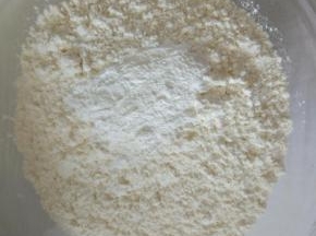 泡打粉和蛋糕粉混合拌匀过筛。