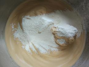 分两次过筛到全蛋糊中翻拌均匀。