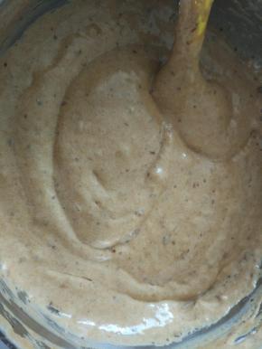 分2-3次加入玉米油翻拌均匀。