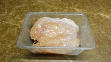 鸡胸肉洗净沥干水分