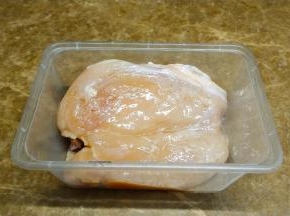 鸡胸肉洗净沥干水分