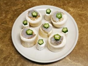 腌好的鸡胸肉酿入杏鲍菇盅里，摆上虾仁和秋葵做装饰