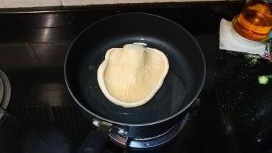 锅里下少许油，放入白灵菇慢火煎