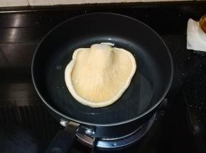 锅里下少许油，放入白灵菇慢火煎