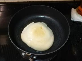 微黄后翻面慢煎另一面