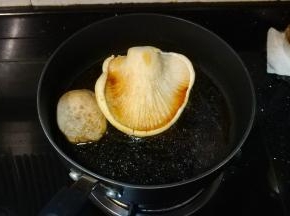 将鲍鱼汁和少许老抽放入锅里，倒入半碗高汤或清水，再放入一勺蚝油增鲜调色，放入少许糖调味