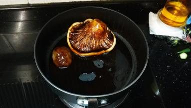 最后大火收汁，想要多汁拌饭可打个水淀粉勾茨