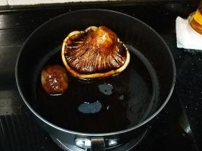 最后大火收汁，想要多汁拌饭可打个水淀粉勾茨