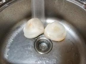 白灵菇冲洗干净，沥干水分