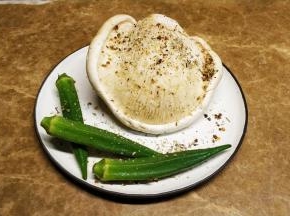 白灵菇放在碟子里，摆上秋葵，上下洒上蒜盐、黑椒盐、杂锦香草