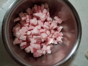 猪板油切成1厘米左右的小丁，洗净备用。