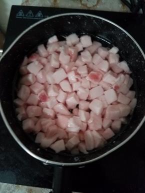 拿一个小锅就可以，放猪肉丁放进去后，加水，刚刚能盖住就可以了。