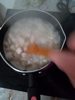 水开后传中火慢慢煮，适当的搅拌一下，防止受热不均匀。