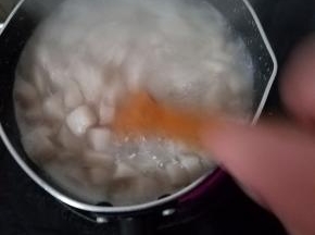 水开后传中火慢慢煮，适当的搅拌一下，防止受热不均匀。