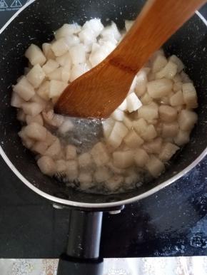 熬煮的过程千万不要放着不管了，没事就的去搅拌一下。水慢慢就熬没了，猪肉就开始出油了，这个时候千万不要 走开，不停搅动。