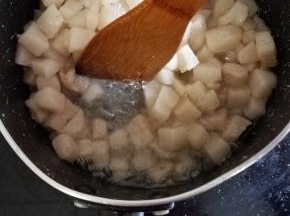 熬煮的过程千万不要放着不管了，没事就的去搅拌一下。水慢慢就熬没了，猪肉就开始出油了，这个时候千万不要 走开，不停搅动。