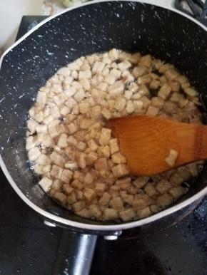 猪肉变成焦黄色的时候，小小的一颗，脆脆的，就可以关火了。