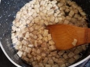 猪肉变成焦黄色的时候，小小的一颗，脆脆的，就可以关火了。