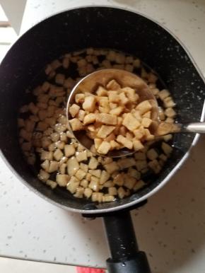 用漏勺把肉渣，这个肉渣可以做别的吃的呦，如果不喜欢的话就没有用了，爸妈小时候能吃到这个老幸福了。