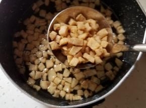 用漏勺把肉渣，这个肉渣可以做别的吃的呦，如果不喜欢的话就没有用了，爸妈小时候能吃到这个老幸福了。