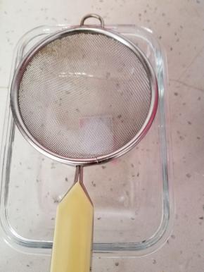 准备好装油的器皿，玻璃的最好，还有一个比较细的筛网。