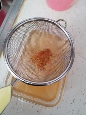 把油过筛，沥出油里的残渣。