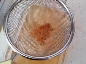 把油过筛，沥出油里的残渣。