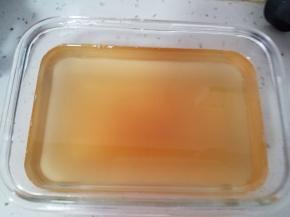 刚炼好的油是金黄色的，不要担心，凉透了就是市售的白色猪油了。