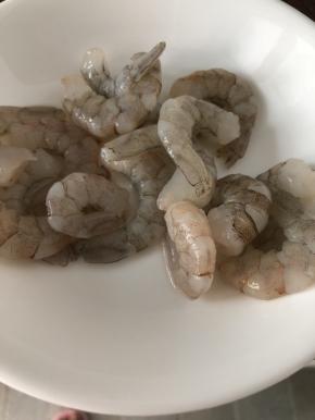 脊岭岛盐田虾仁放在冰箱解冻。