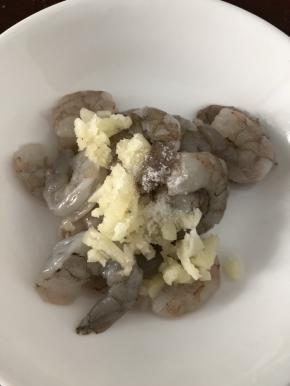 放入盐和10g蒜蓉，放到冰箱里面腌制30分钟。