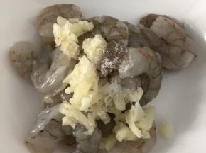 放入盐和10g蒜蓉，放到冰箱里面腌制30分钟。