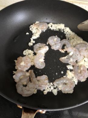加入虾仁炒熟