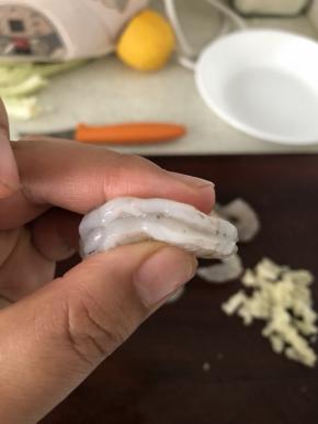 用小刀将虾背破开，其实这个虾很干净，破开没什么虾肠