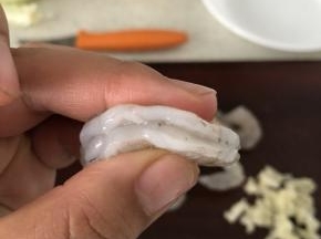 用小刀将虾背破开，其实这个虾很干净，破开没什么虾肠