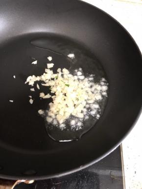 现将20g蒜蓉炒香