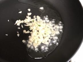 现将20g蒜蓉炒香