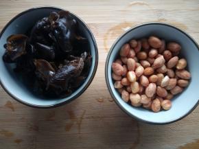 木耳提前半小时泡发，花生米泡发十分钟，放入电高压锅，加适量的盐和一个八角煮好。