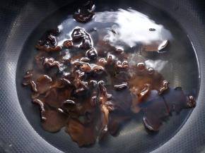 泡发好的黑木耳用开水焯烫两分钟，捞出备用。