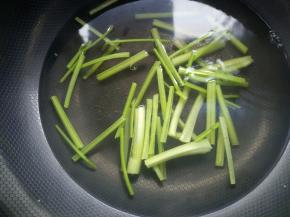 下入小芹菜焯烫半分钟后捞出，放在凉开水中。