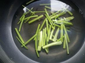 下入小芹菜焯烫半分钟后捞出，放在凉开水中。