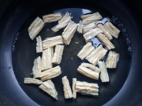 放入泡发好的腐竹焯烫一分钟。