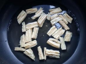 放入泡发好的腐竹焯烫一分钟。