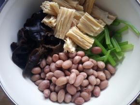 将焯烫好的食材和花生米装在碗中。