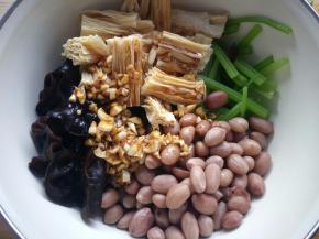 将拌好的调料倒入大碗中搅拌均匀。腌制十分钟再加入香菜叶。